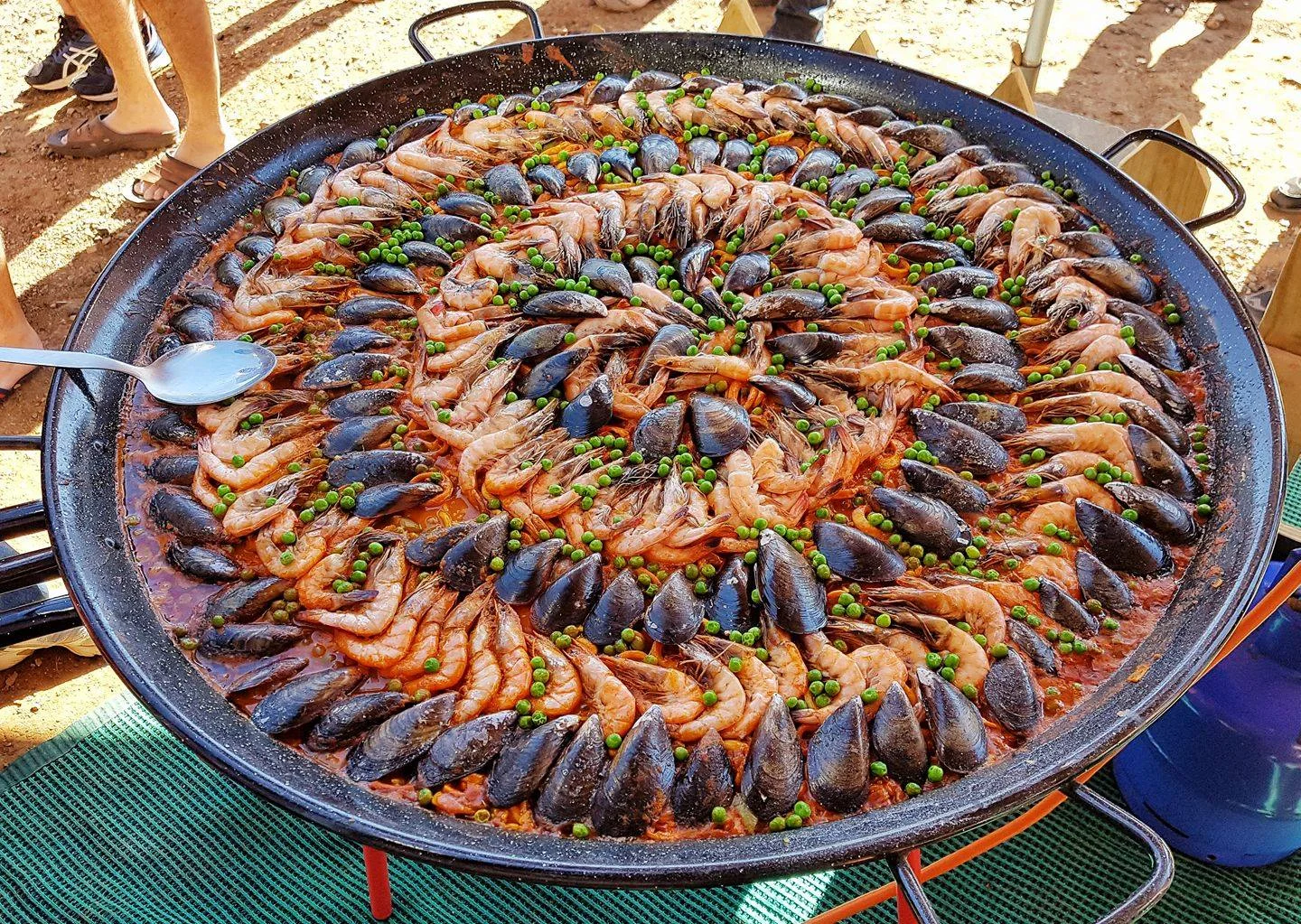 Pla-téo seafood paella at an event